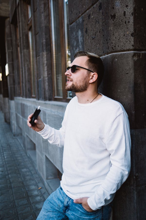 Muž s e-cigaretou 